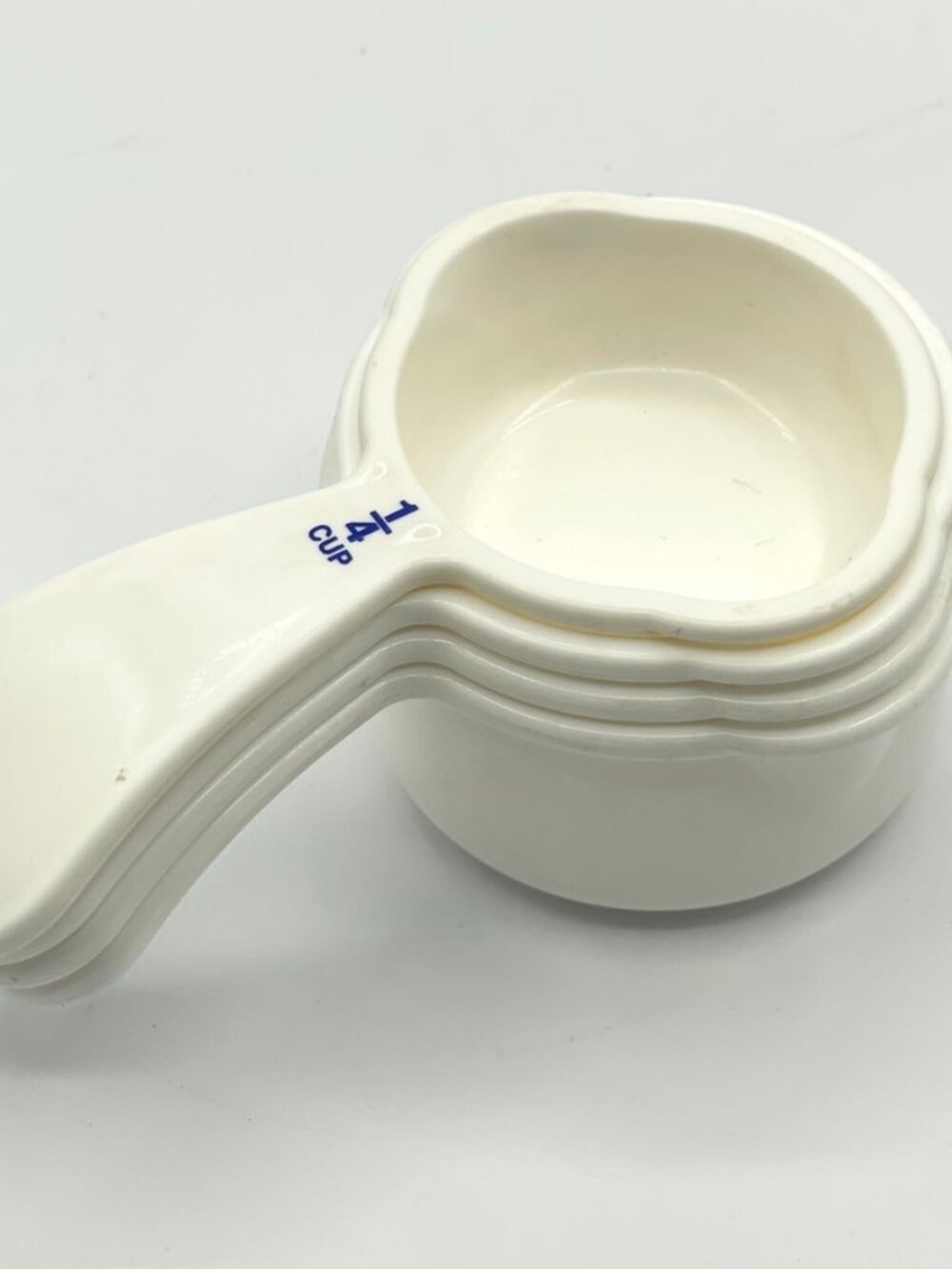 Lot Of 4 TUPPERWEAR 3479C -3482C Curved Handle Measuring Cups White As Pictured